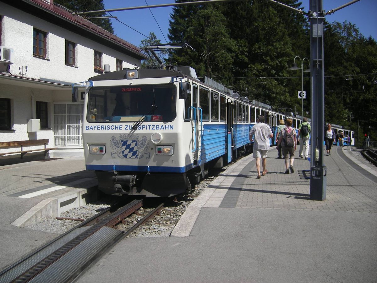 FES M\u00fcnchen: histor. Salzburger Lokalbahn mit Weihnachtsmarkt