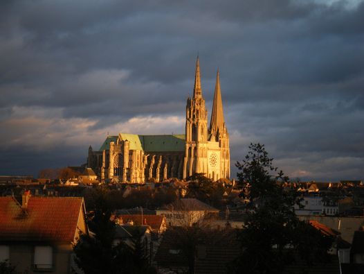 Stage ritual en Chartres: Alumbrando distintas capas de realidad