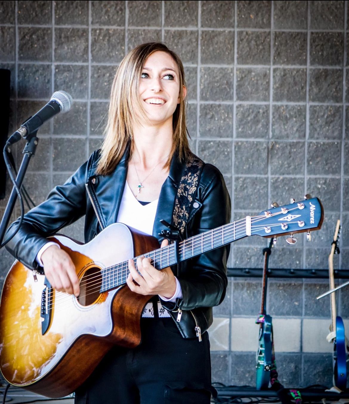 Kayla Brooke's Cozy Acoustic Tunes At Hidden Hills