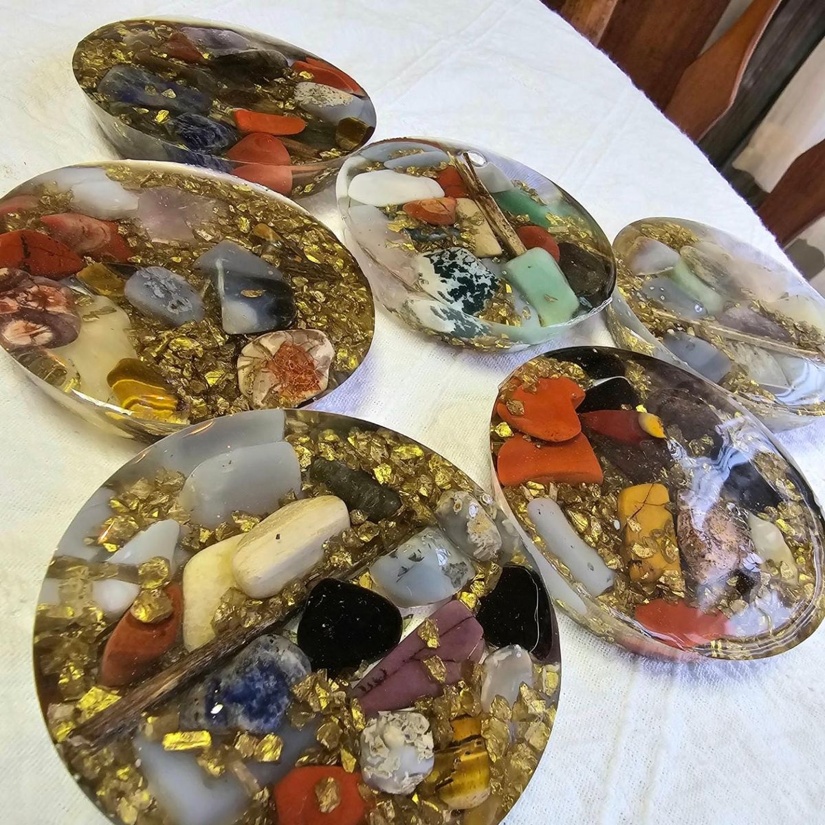 Make  resin coasters with crystals, rocks and natural elements at the Bloomin Cottage! 