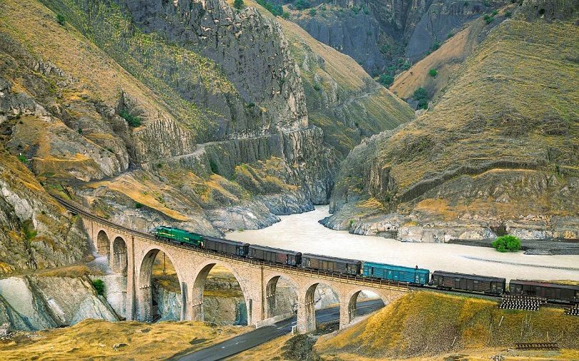 Den transiranske jernbane igennem 100 \u00e5r. Med ingeni\u00f8rens barnebarn Jacob Saxild 