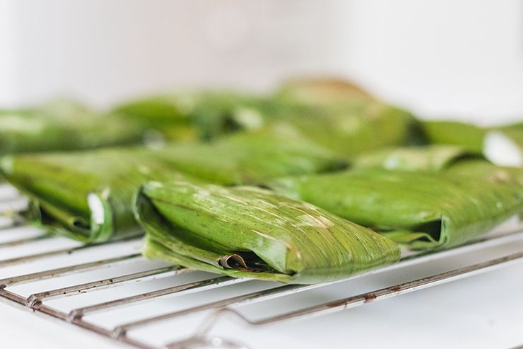 Learn to make simple salty sticky coconut rice wrapped in banana leaves