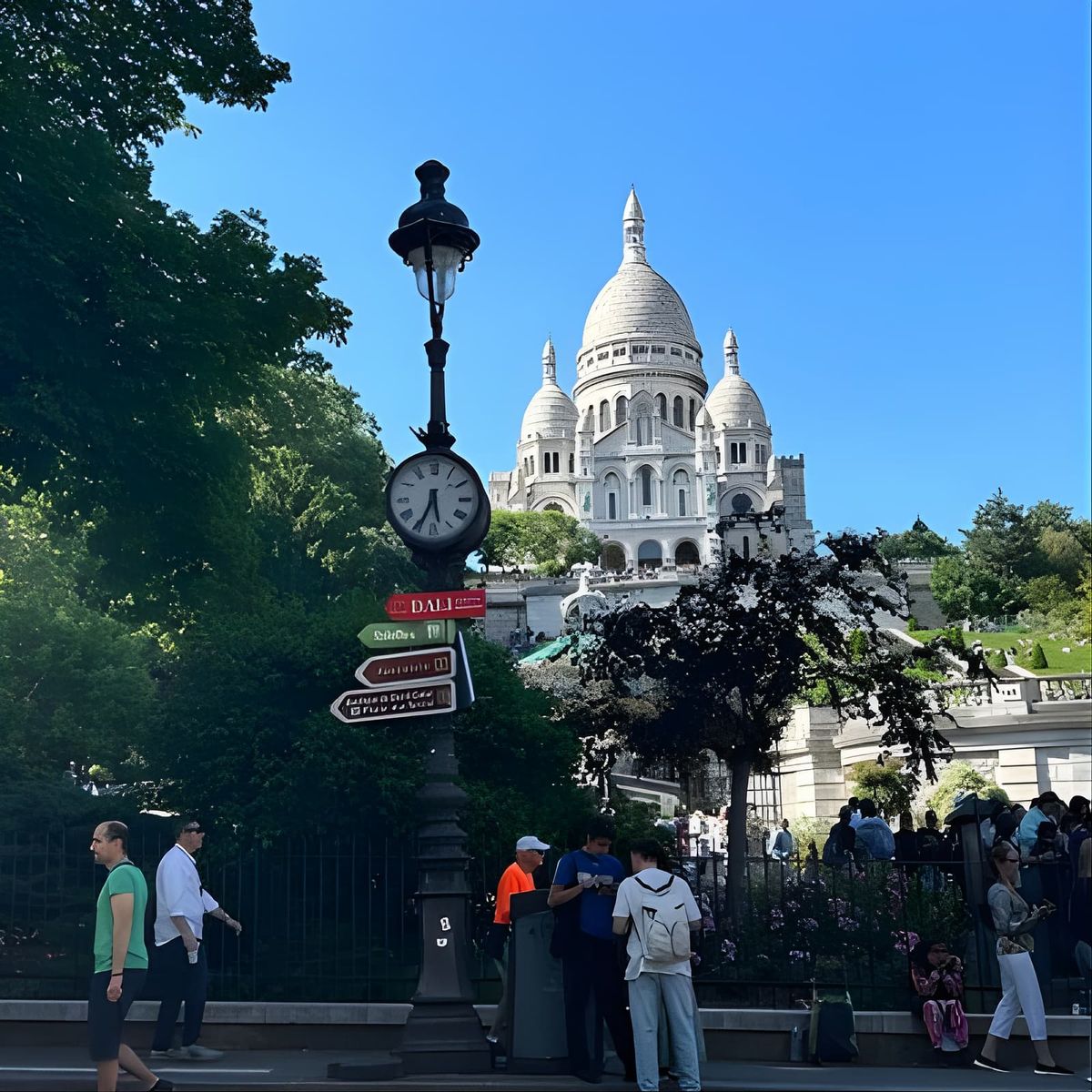 Visit Sacr\u00e9-Coeur: Small-Group Walking Tour in Montmatre