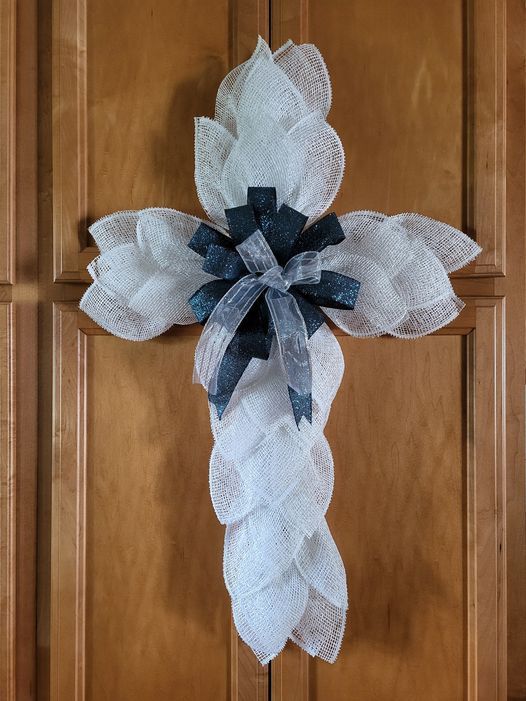 CRAFT A MESH CROSS WREATH WITH DONNA