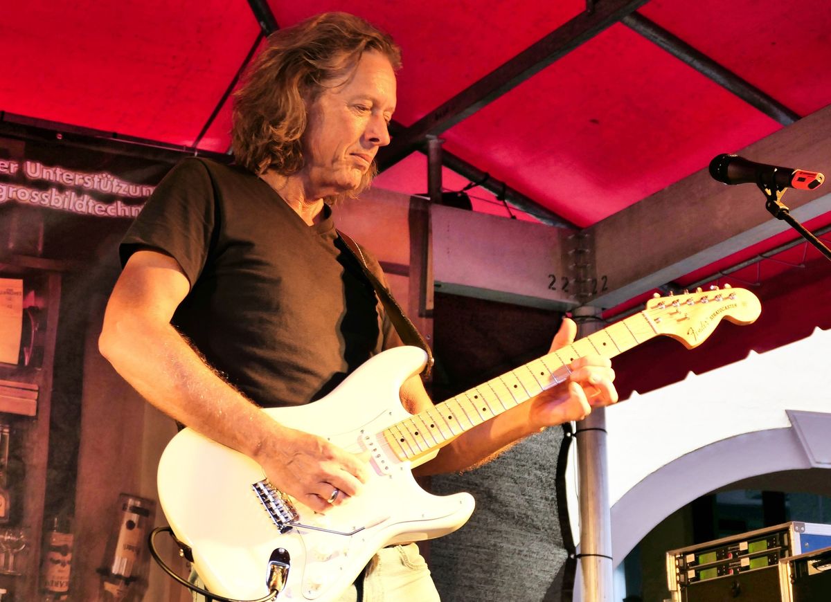 Mr. Strat rockt das Alt-Oberurseler Brauhaus