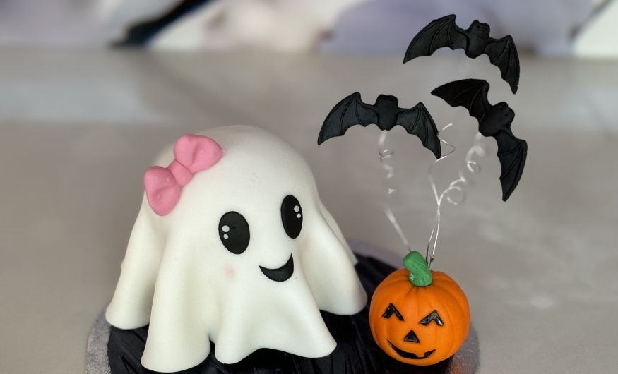 Mini ghost cake with Pumpkin & bats