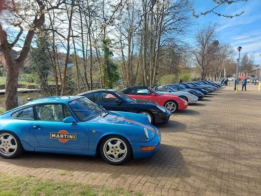 Classic cars by the Medway