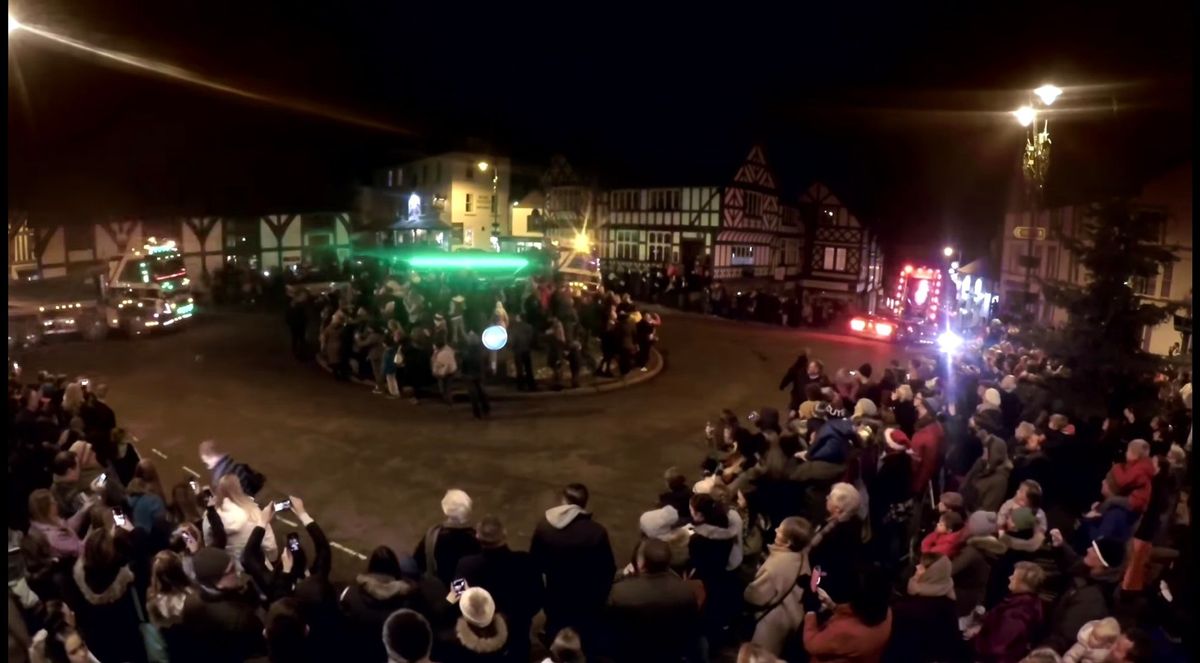 Cynnau goleuadau nadolig a chonfoi o oleuadau. Christmas lights switch on and convoy