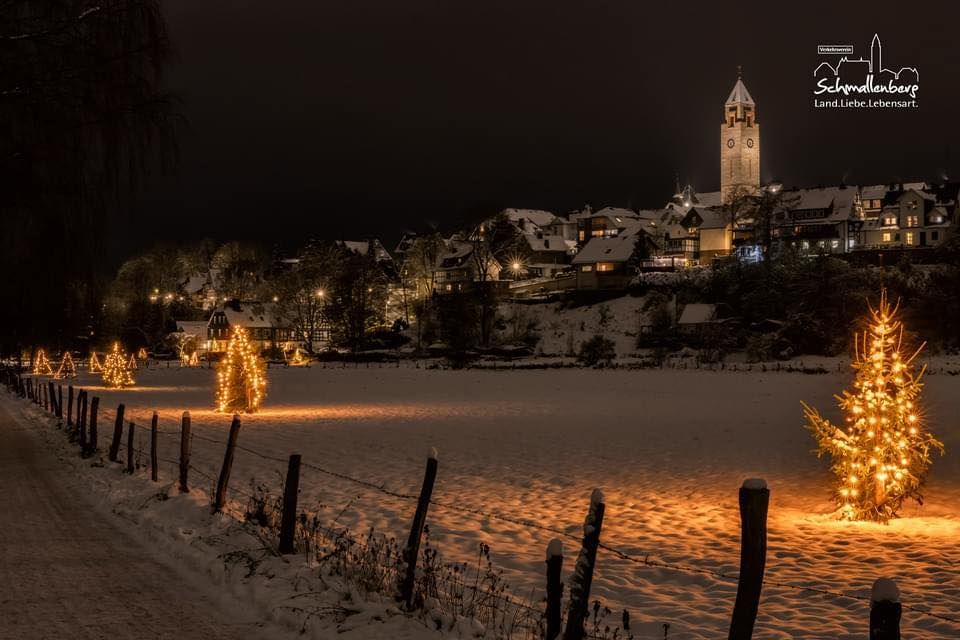 Spaziergang \u00fcber den Weihnachtsbaumweg und durch die "Weihnachtsstadt Schmallenberg"