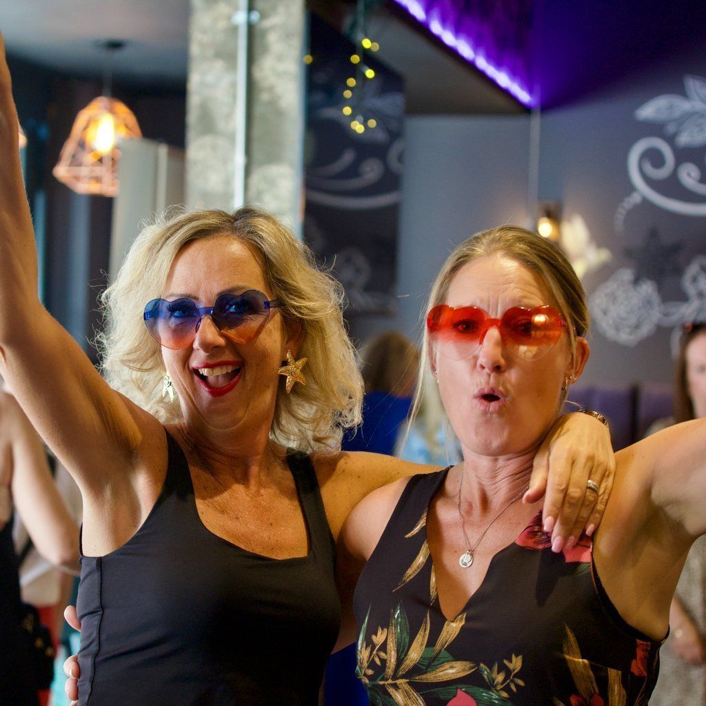 DAYTIME CLUBBING!! - Club Classics In A proper Club!