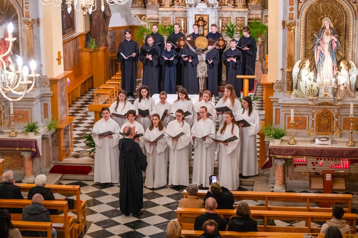 Koncert iz sklopa "Glasba na hribu": Koralni zbor Akademije za glasbo UL