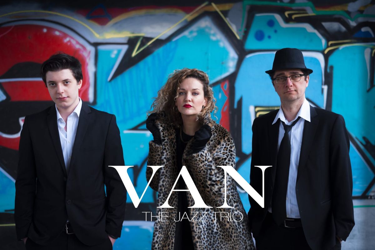 VAN Trio "Autumn vibes: Jazz and more" im 7*Stern Wohnzimmer