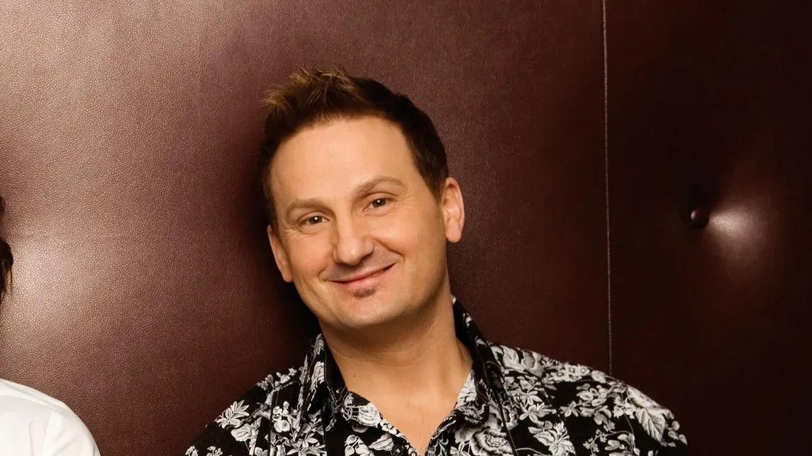 The Martins, Jimmy Fortune in Versailles