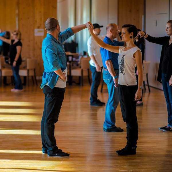 8. M\u00e4rz |  West Coast Swing \u2013 Semi Basics Workshop! 