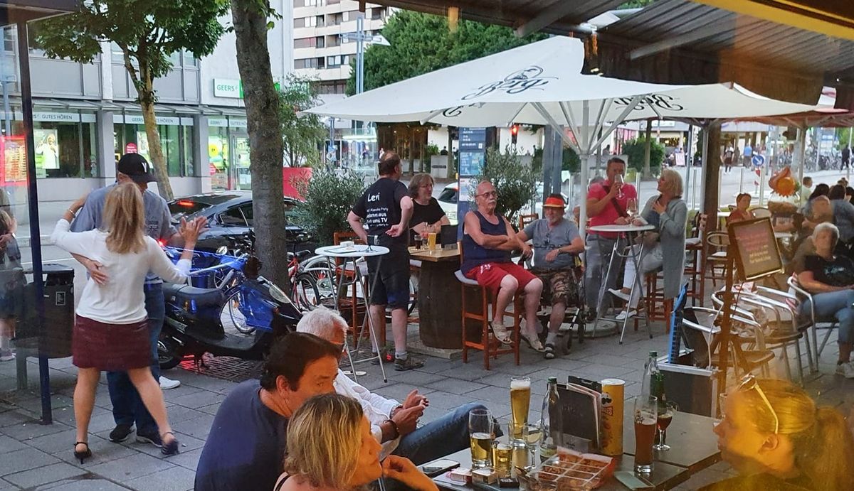 Sing an einem Sommerabend - Das KARAOKE OPEN-AIR beim MIKE\u00b4S in Neu-Ulm