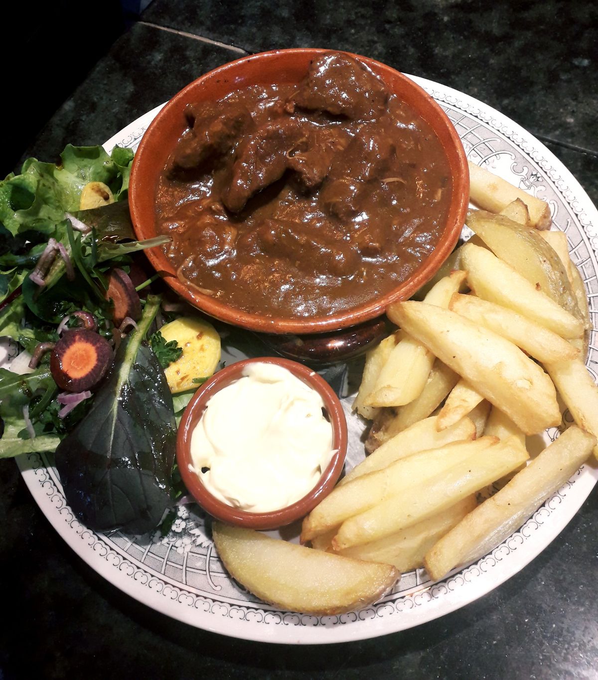 La Carbonnade de la patronne \u00e0 la Chimay Bleu et Frites maison