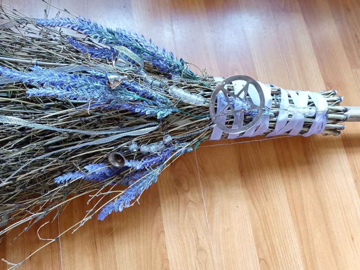 Bisom \/ Broom decorating 