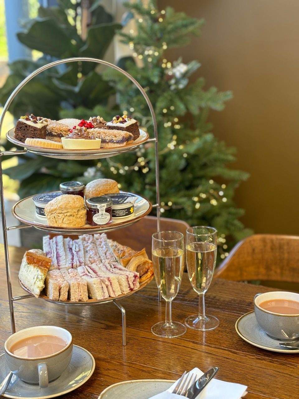 Te Prynhawn Nadoligaidd \ud83e\udd42 Festive Afternoon Tea