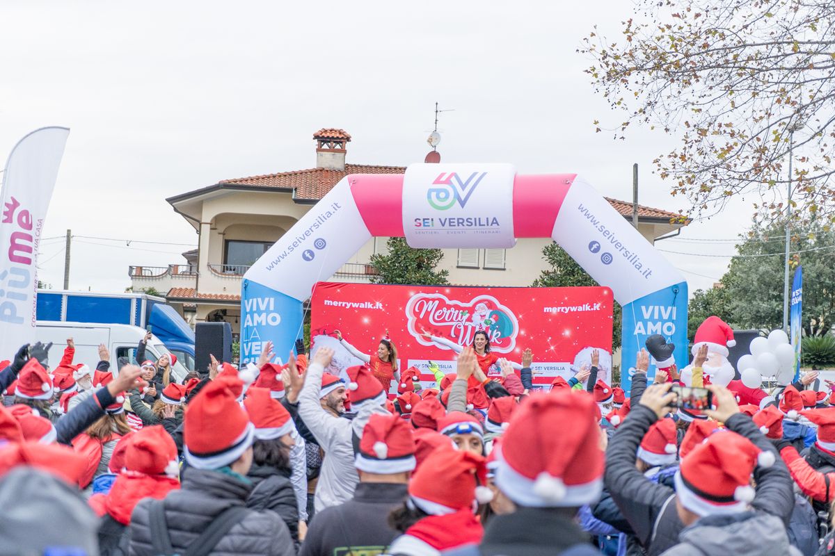 Merry Walk - camminata al crepuscolo con torcia frontale e cappello di Babbo Natale in Versilia