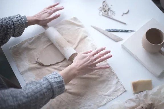 In this four week pottery workshop students will learn a variety of hand building techniques. Noella