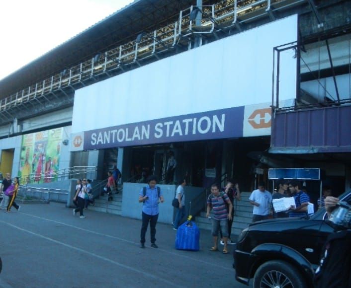 MANUNGKIT NG SANTOL SA SANTOLAN STATION.