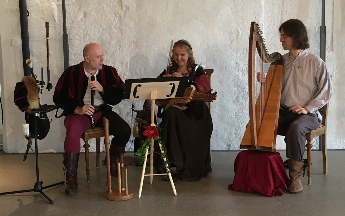 Historische Tanztaverne mit WILD VIOLET (aus Deutschland)