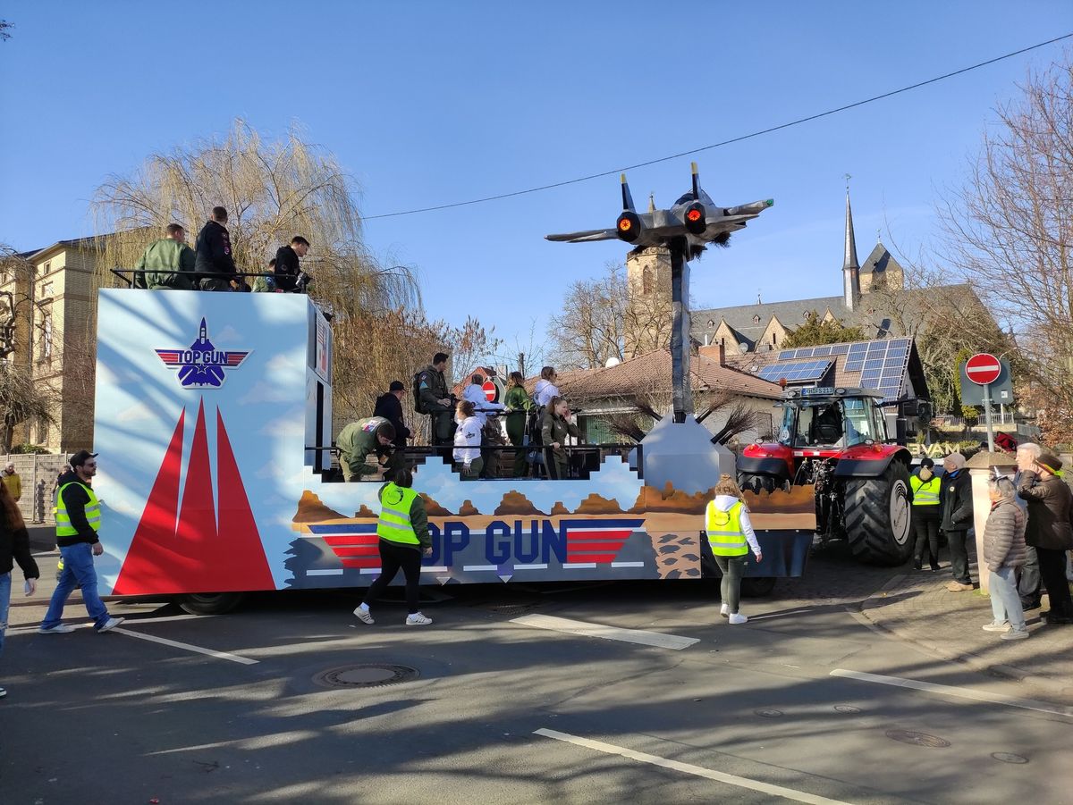 Rosenmontagsumzug Bad Sobernheim anschlie\u00dfend After Umzugsparty  auf dem Marktplatz