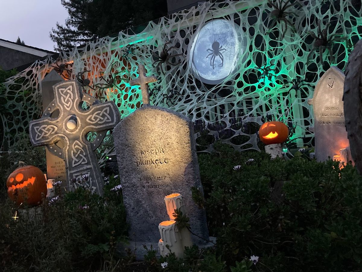 Evil Vines Cemetery Trick or Treat with Spooky Path & Special FX