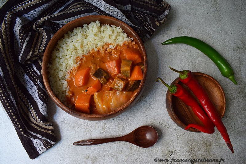 Riz sauce  cacahu\u00e8tes seitan(style maf\u00e9) +velout\u00e9 de pois cass\u00e9s\/poireaux+Crumble