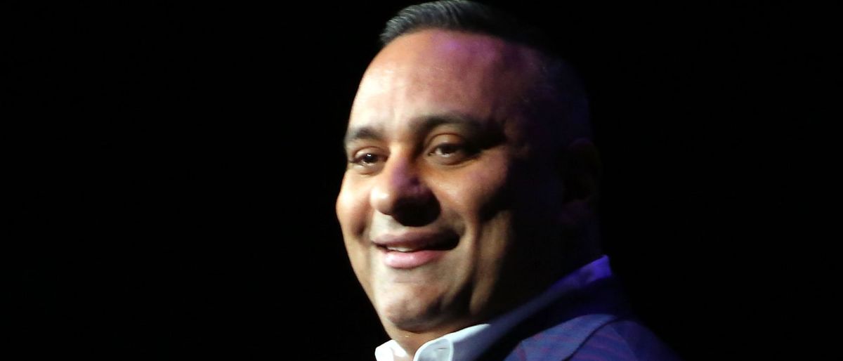 Parking Russell Peters (21+)