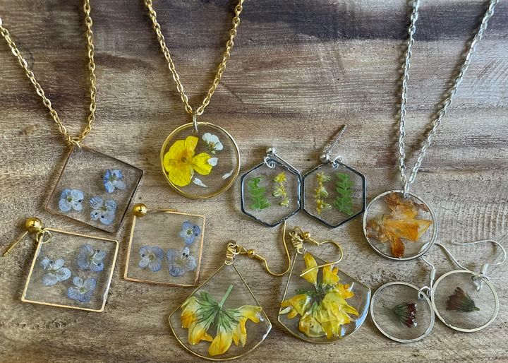 Resin and floral jewelry Workshop w Wild Daisy