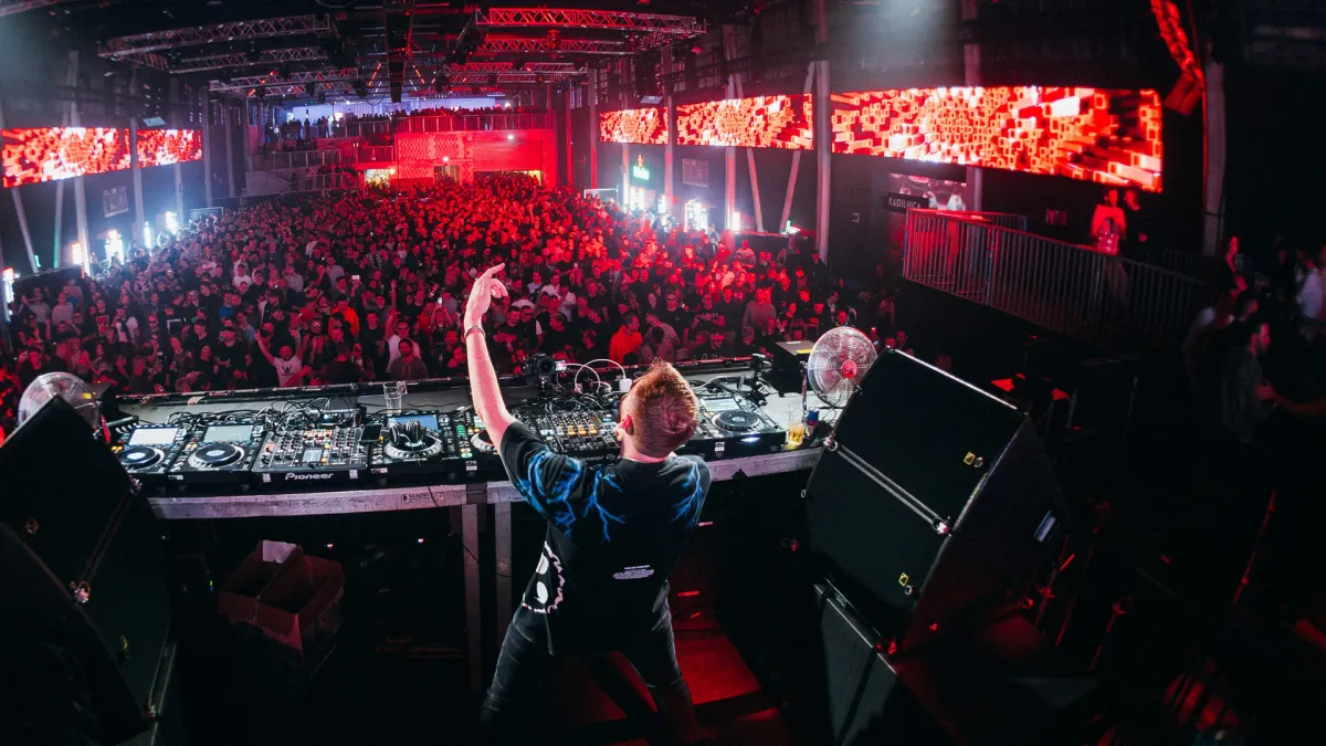 Sam WOLFE, Alex Stein, Crossbow in City of New York