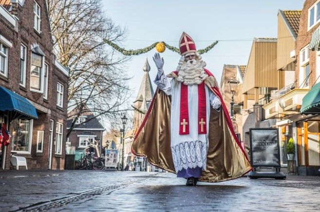 Sinterklaas op het plein bij Le Club BBQ 