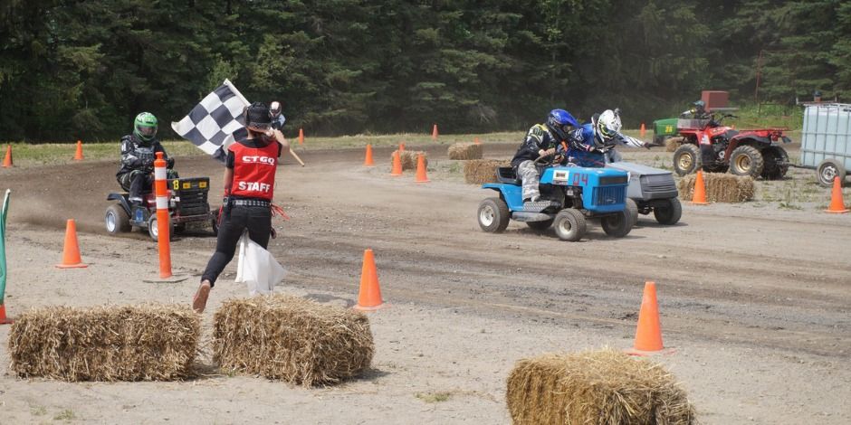 LBA's CTGQ lawn tractor races - Les courses de tracteur \u00e0 gazon CTGQ