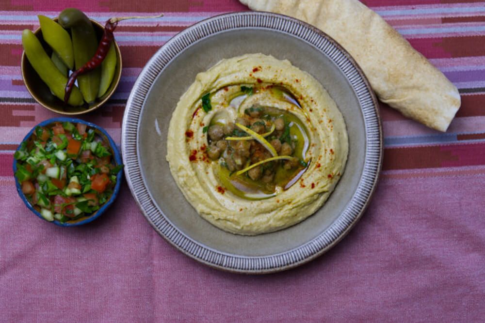 1 Thema, 2 Menschen + Hummus: Austausch, Verst\u00e4ndigung und Genuss