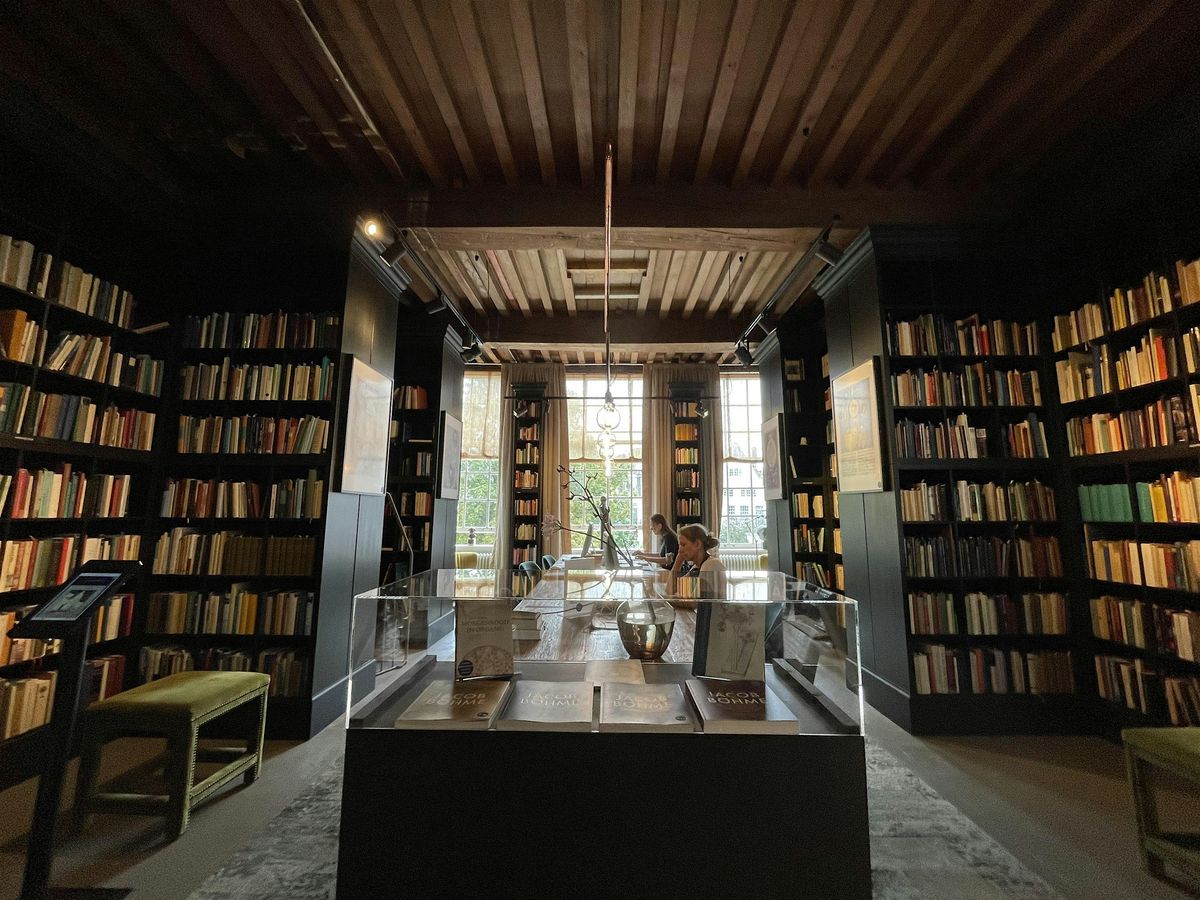 See All This exclusieve boekenrondleiding bij Embassy of the Free Mind