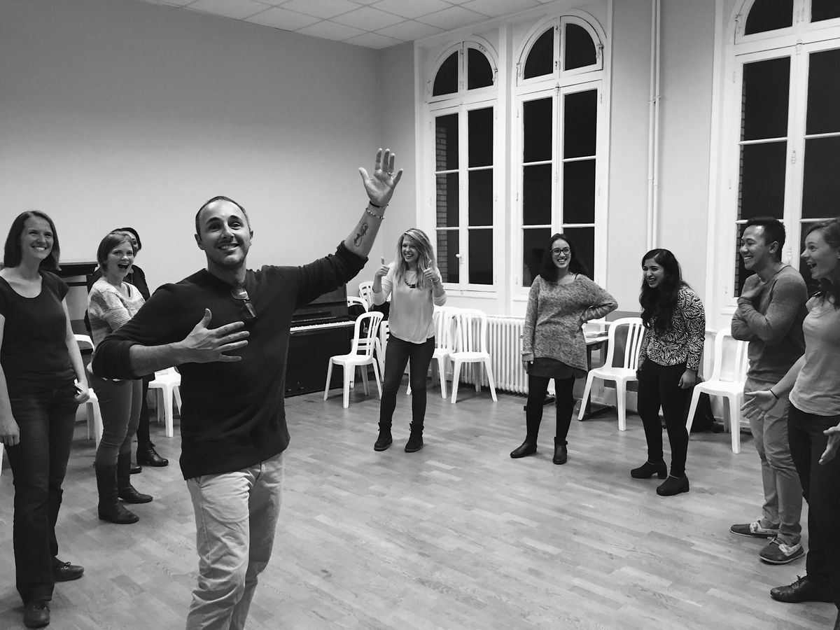 Holiday Circle Song Session in Paris (2h)