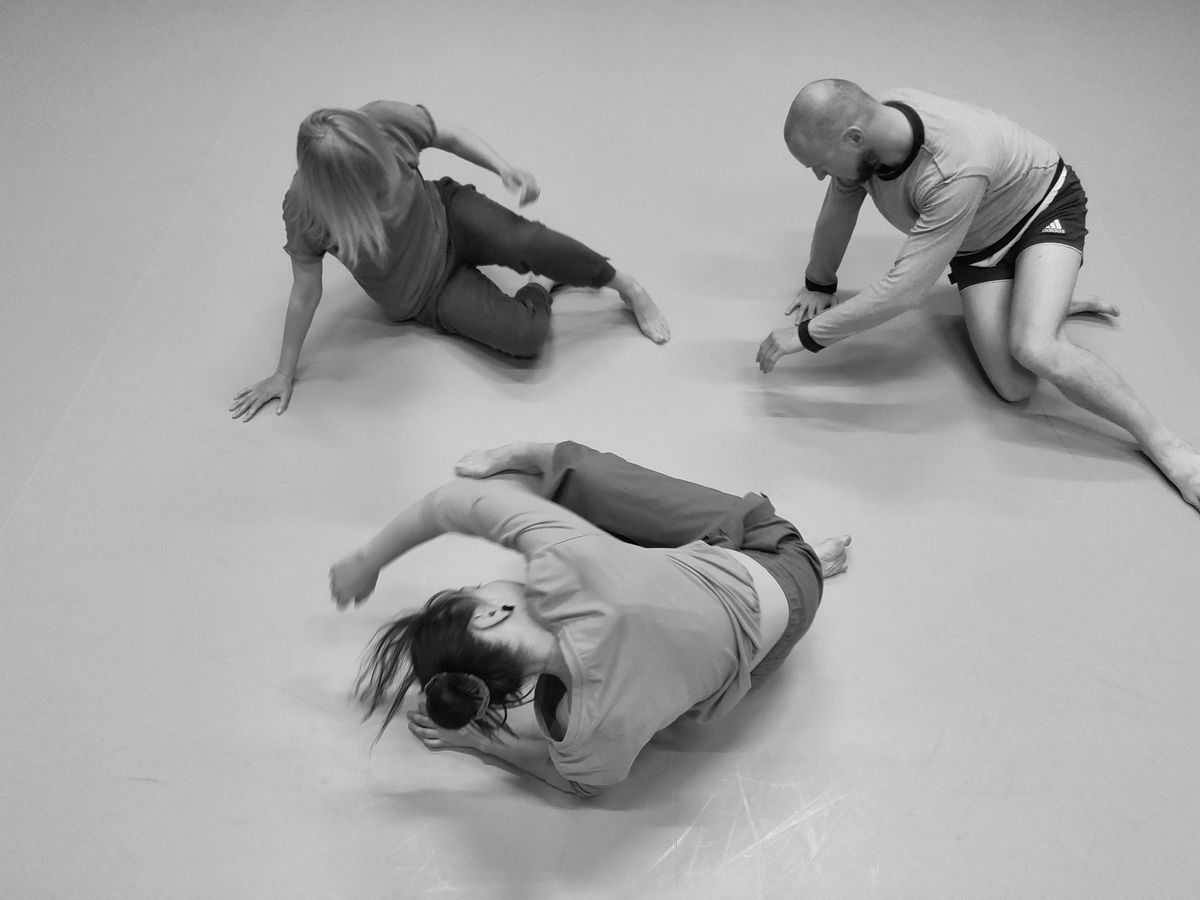 Fine5 Tantsuteatri Liikumissessioon\/Movement session "Moments with Movements"