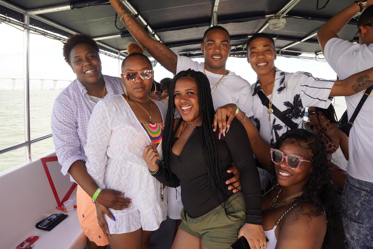 PARTY BOAT  - OPEN BAR BOOZE CRUISE IN MIAMI