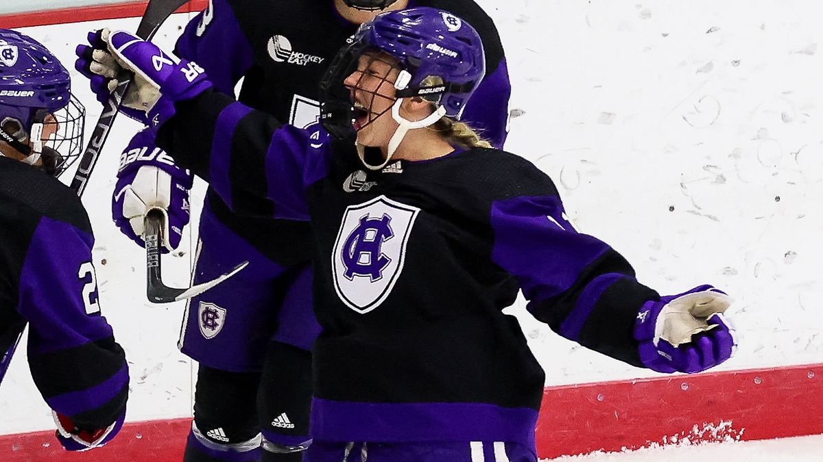 Holy Cross Crusaders at Boston University Terriers Mens Hockey