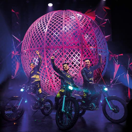 FLYING LIGHTS Show Caf\u00e9 - Fusion von Licht und Bewegung - die Highlightshow