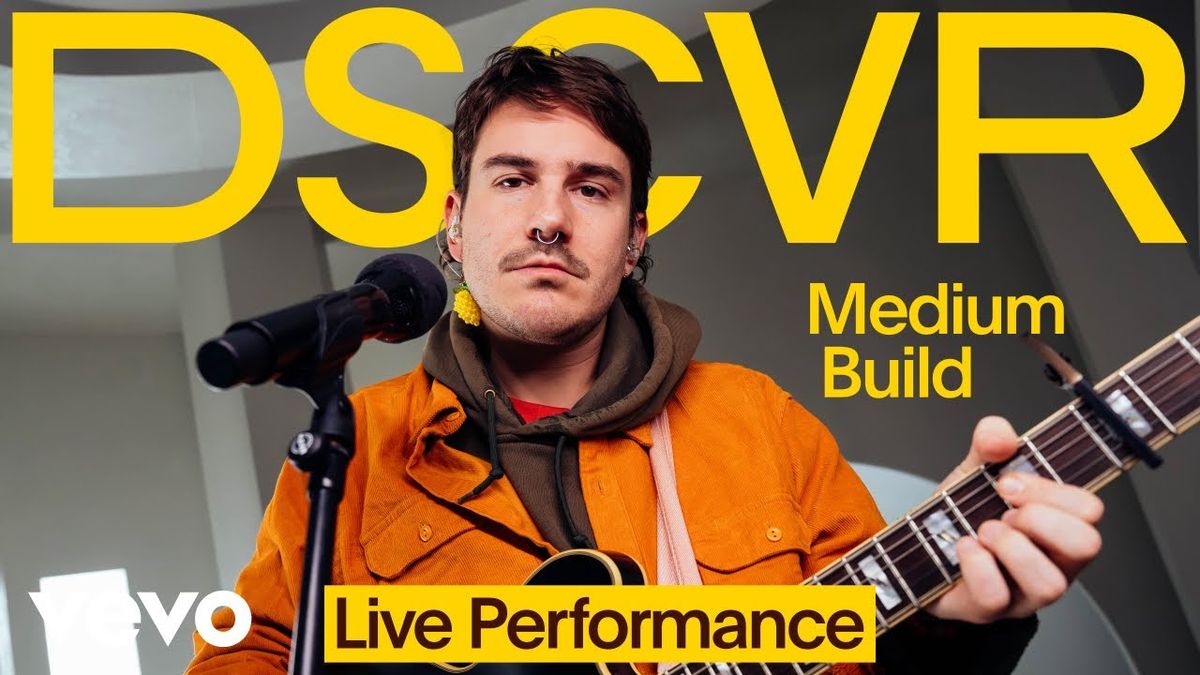 Tyler Childers with Medium Build