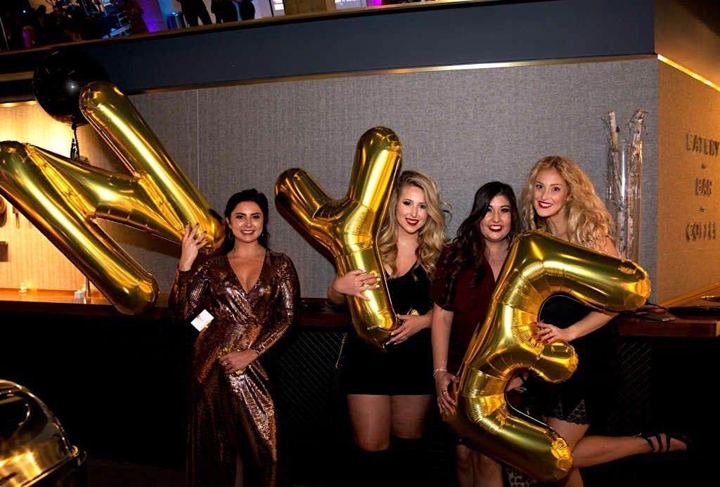 Chicago New Years Eve Bar Crawl Wrigleyvilles NYE Party!, 3554 N