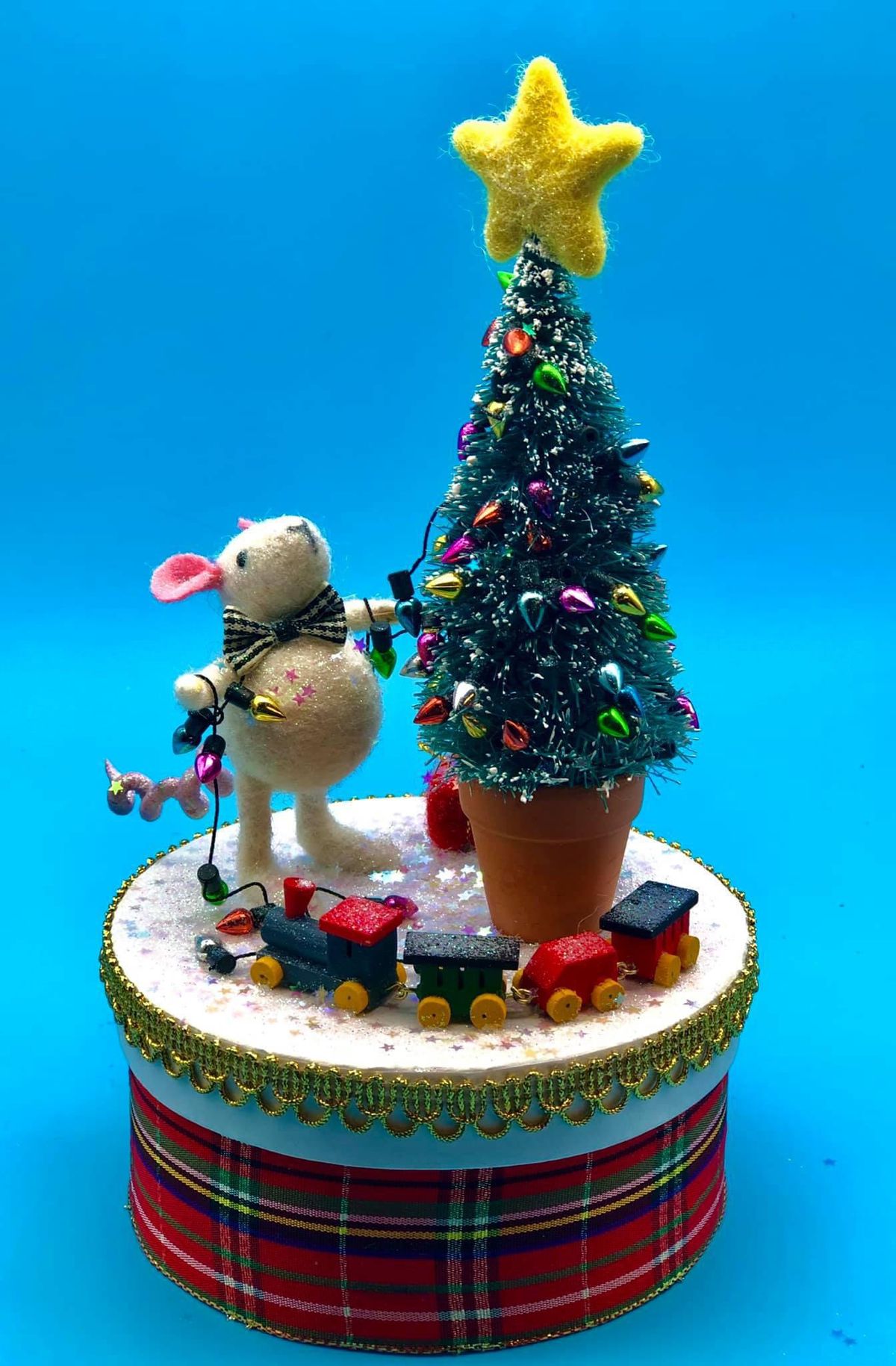 Needlefelting with Felt and Dandy - Mouse decorating a Tree \ud83c\udf84