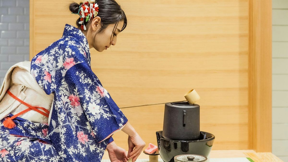 C\u00e9r\u00e9monie du th\u00e9 en Kimono \/ Tea ceremony in Kimono