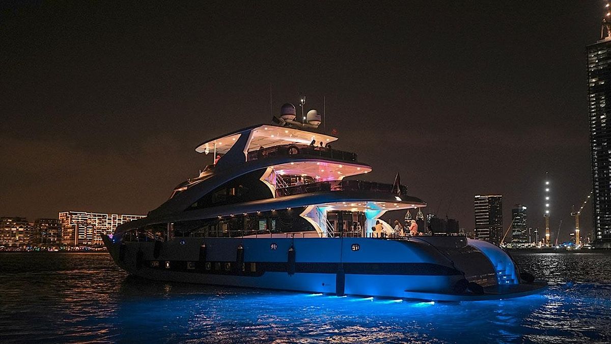 3 Hour Superyacht Experience with Live DJ, Dinner, & Drinks