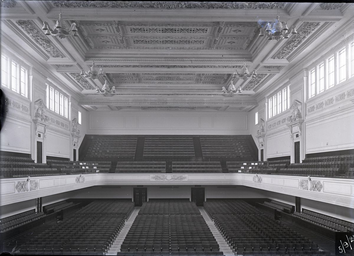 The Early Years of the Caird Hall and its Organ