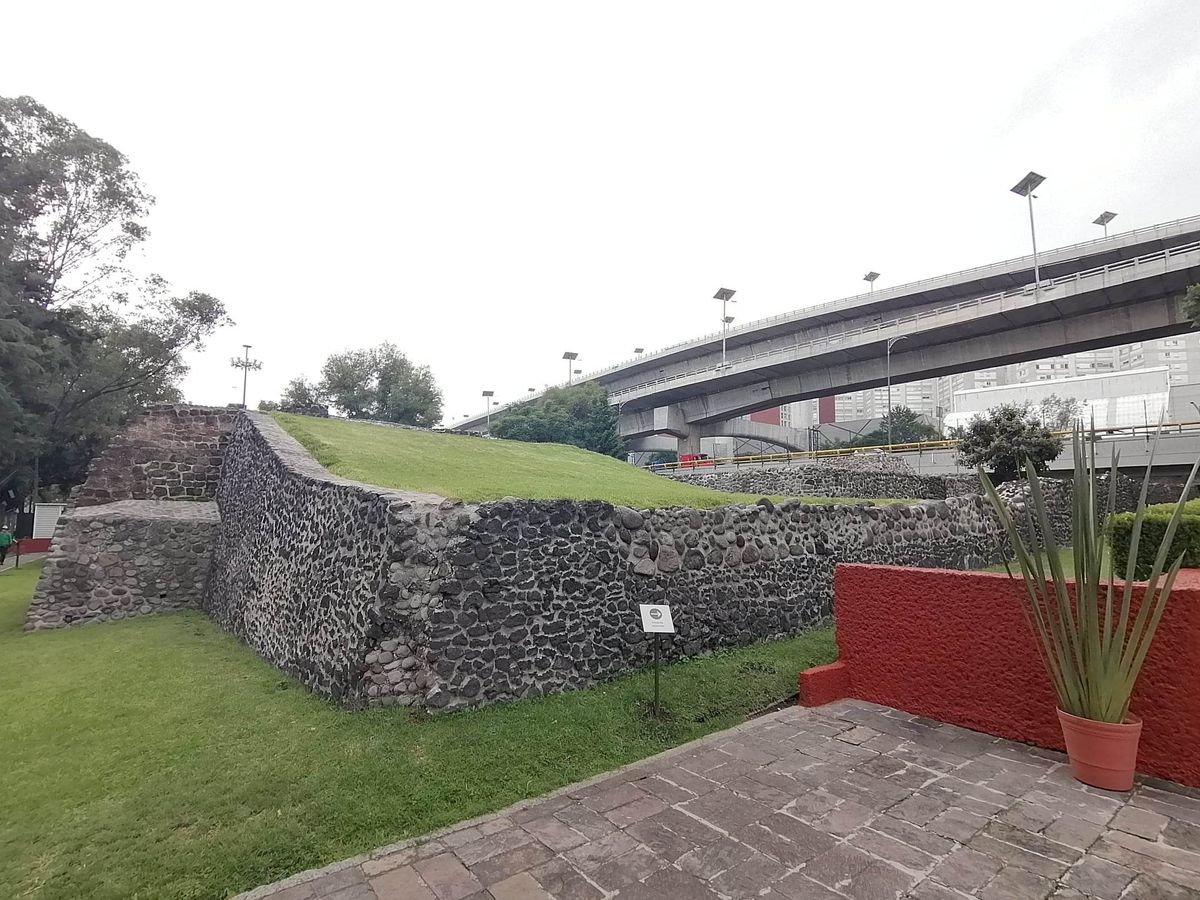 Visita guiada a la zona arqueol\u00f3gica de Mixcoac