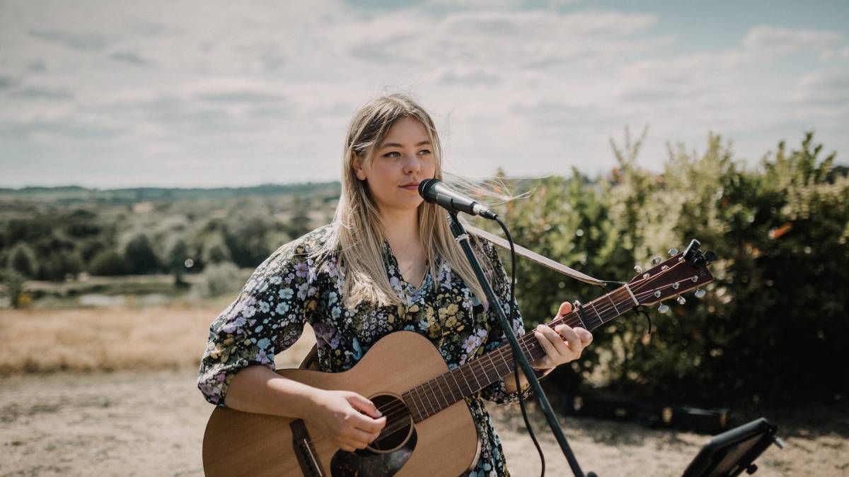 Roxy Searle at The Stable