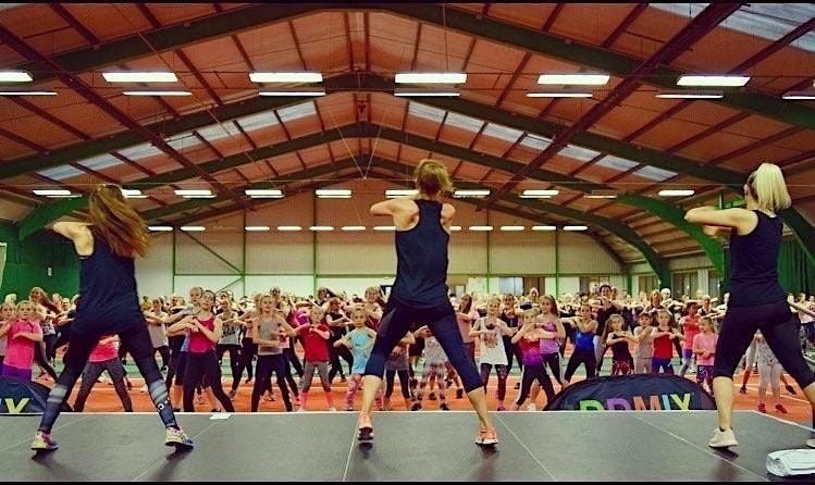 DDMIX MAXIT - A Large Dance Fitness Class with Dame Darcey Bussell DBE!